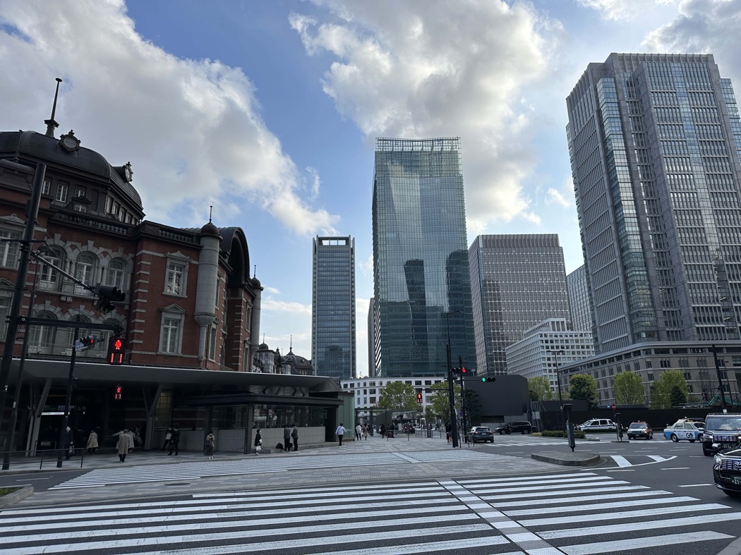 丸の内が余裕の徒歩圏内。手前の横断歩道はニュース映像でおなじみです。