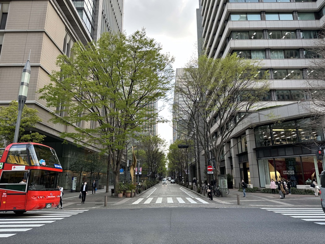 丸の内仲通りを南に歩いていけば、有楽町もすぐそこ。